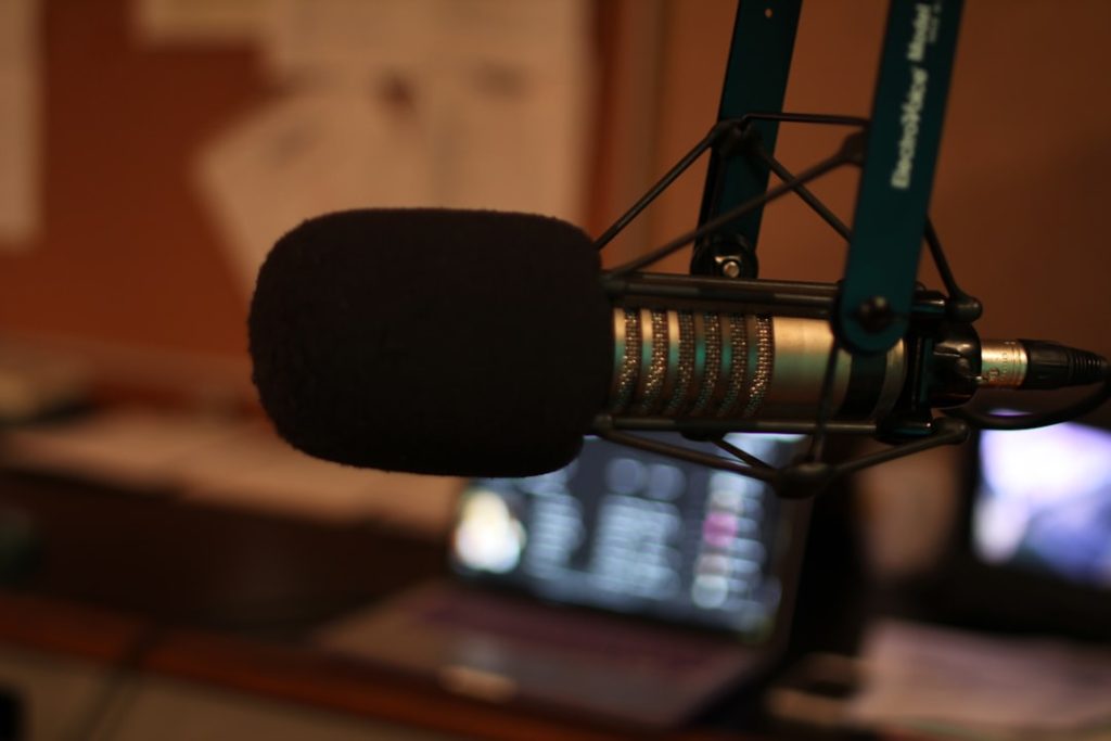 black-microphone-on-black-microphone-stand-xizbxyrvese